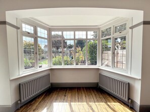 Interior - Central Elegance: Chic Family Abode with Lush Garden for kids, BBQ, and Hot Tub (Bournemouth)