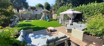 Central Elegance: Chic Family Abode with Lush Garden for kids, BBQ, and Hot Tub