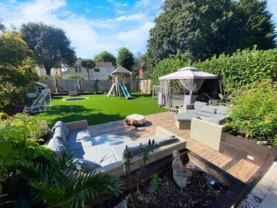 Central Elegance: Chic Family Abode with Lush Garden for kids, BBQ, and Hot Tub