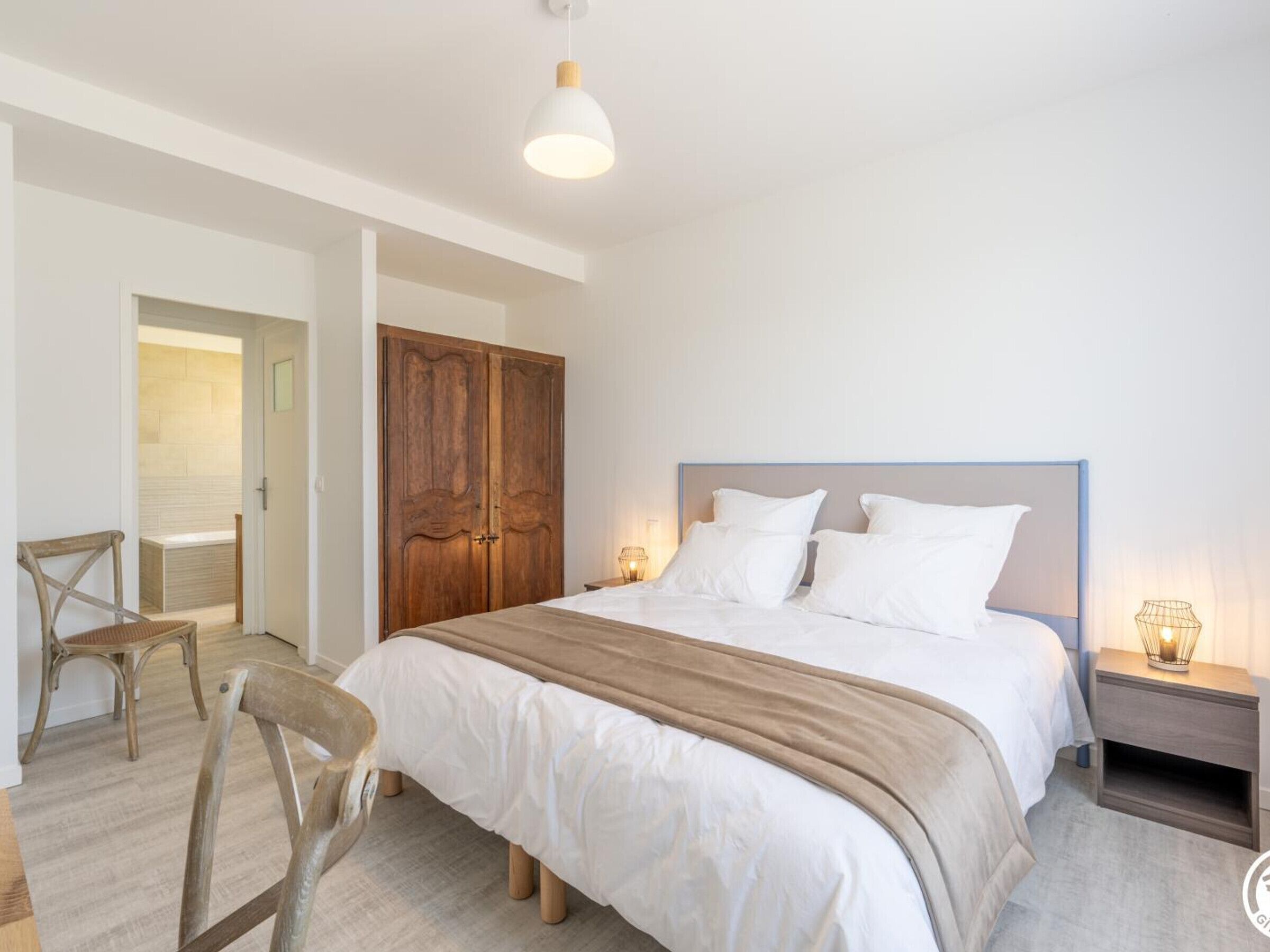 5 bedrooms, free WiFi, bed sheets