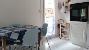 Dining - Port-Vendres - 3* T2 Apartment with Air Conditioning, Parking, Port View (Port-Vendres)