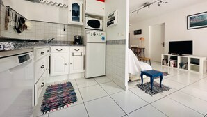 Coffee/tea maker, fridge, microwave, oven - Port-Vendres - 3* T2 Apartment with Air Conditioning, Parking, Port View (Port-Vendres)