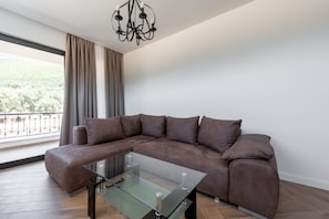 Classic Duplex | Living area | 60-cm flat-screen TV with satellite channels, TV - Carolea Villas (Ulcinj)