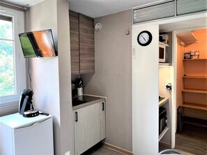 Fridge, microwave, oven, coffee/tea maker