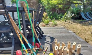 Outdoor dining - Charming Countryside Retreat with Modern Amenities, Babyfoot, and Nearby Leisure Activities (Saint-Erblon)
