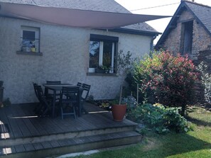 Outdoor dining - Charming Countryside Retreat with Modern Amenities, Babyfoot, and Nearby Leisure Activities (Saint-Erblon)