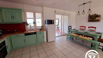 Een koelkast, een microgolfoven, een oven, een vaatwasser