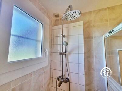 Charming Countryside Retreat with Modern Amenities, Babyfoot, and Nearby Leisure Activities
