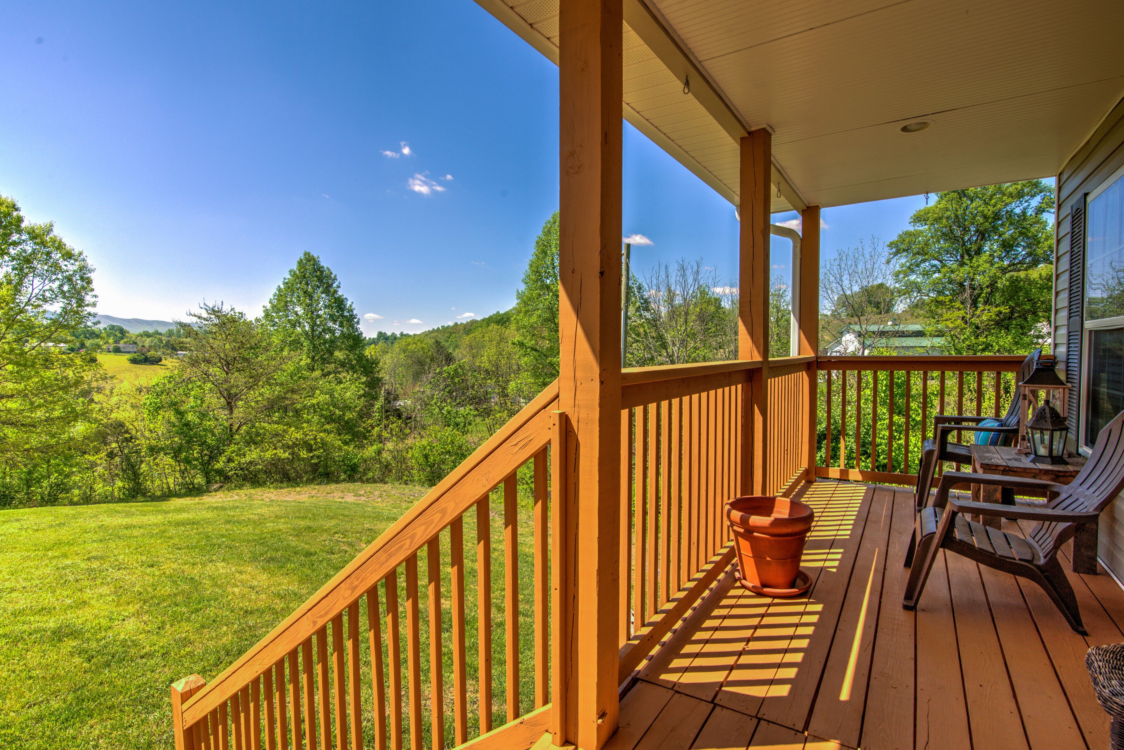 Immerse yourself in the beautiful setting of the tranquil riverside by staying in our 3BR 2Bath home