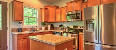 Kjøleskap, mikrobølgeovn, ovn og kokeplater