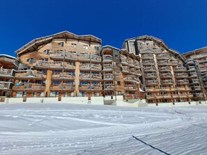 Un edificio in legno a più piani con balconi, probabilmente un hotel o un resort.
