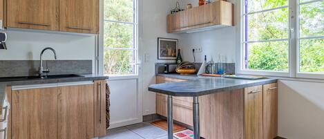 Frigorifero, microonde, forno, piano cottura