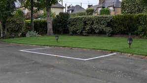 A residential street with a well-maintained lawn and two street lamps. - Cancale - Côte D'émeraude (Cancale)