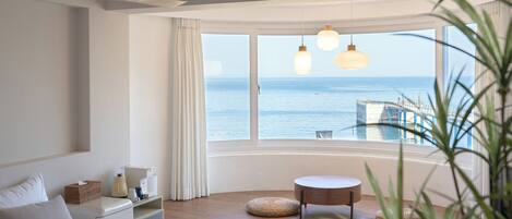 Habitación Deluxe con 2 camas individuales | Ropa de cama de alta calidad, edredón y decoración personalizada