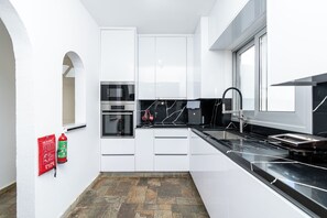 Großer Kühlschrank, Ofen, Herdplatte, Wasserkocher