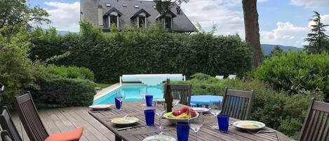 تناول الطعام بالخارج