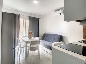 Interior - Center City Beach Relax [100m Bar, Market] (Lu Bagnu)