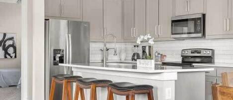 Jääkaappi, mikroaaltouuni, uuni, liesi