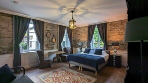 Családi szoba kétszemélyes ággyal | Prémium ágynemű, kényelmi párnázat és egyedi dekoráció