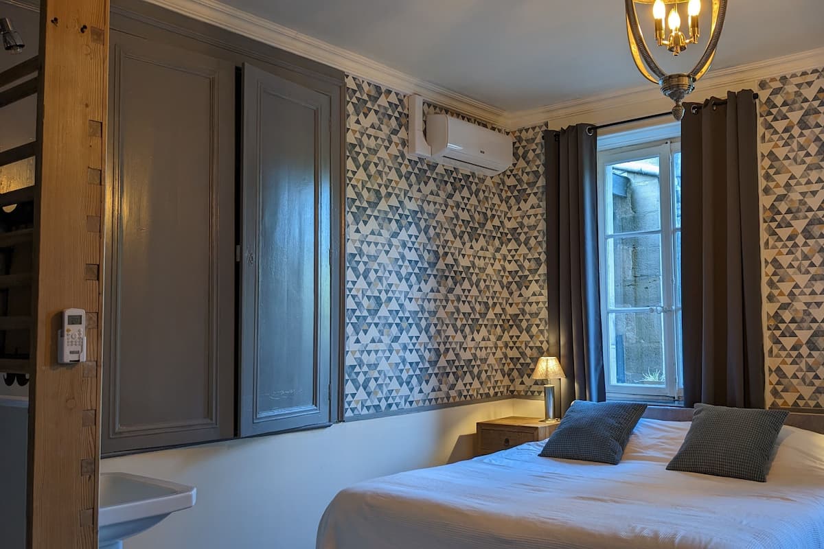 Chambre Double Deluxe | Literie de qualité supérieure, surmatelas, décoration personnalisée