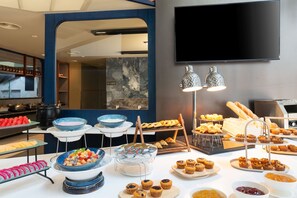 Petit déjeuner buffet (590 THB par personne)