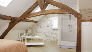 3 bedrooms, iron/ironing board, Internet, bed sheets