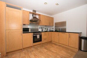 Apartamento | Cozinha privada | Geladeira grande, micro-ondas, fogão, lava-louças