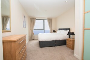 2 bedrooms, pillow-top beds, individually decorated - Blue Harbour Apartments (Edinburgh)