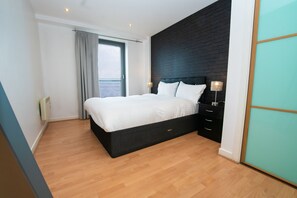 2 bedrooms, pillow-top beds, individually decorated - Blue Harbour Apartments (Edinburgh)