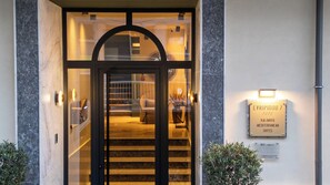 Egyptian cotton sheets, premium bedding, memory-foam beds, in-room safe - Evripidou7 Kalamata Mediterranean Suites (Kalamata)