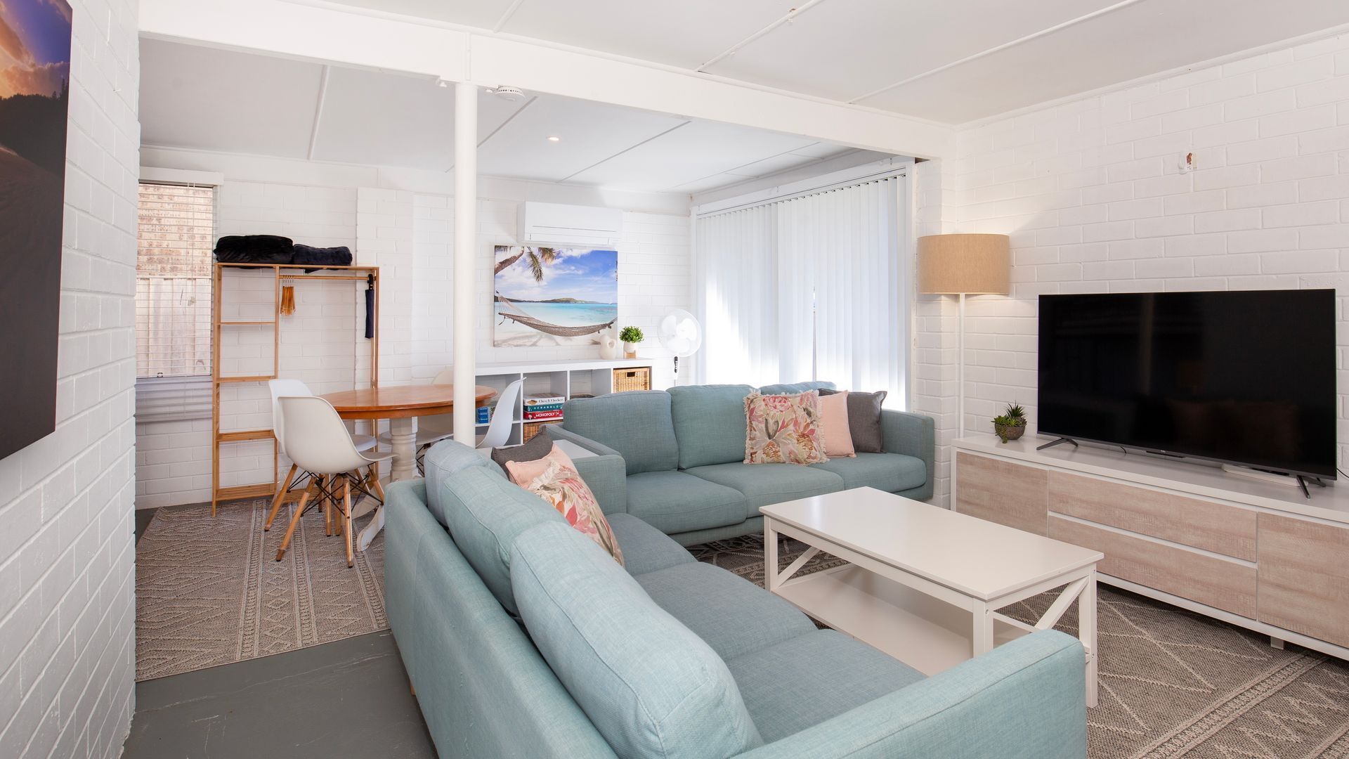 Smart TV, books, stereo