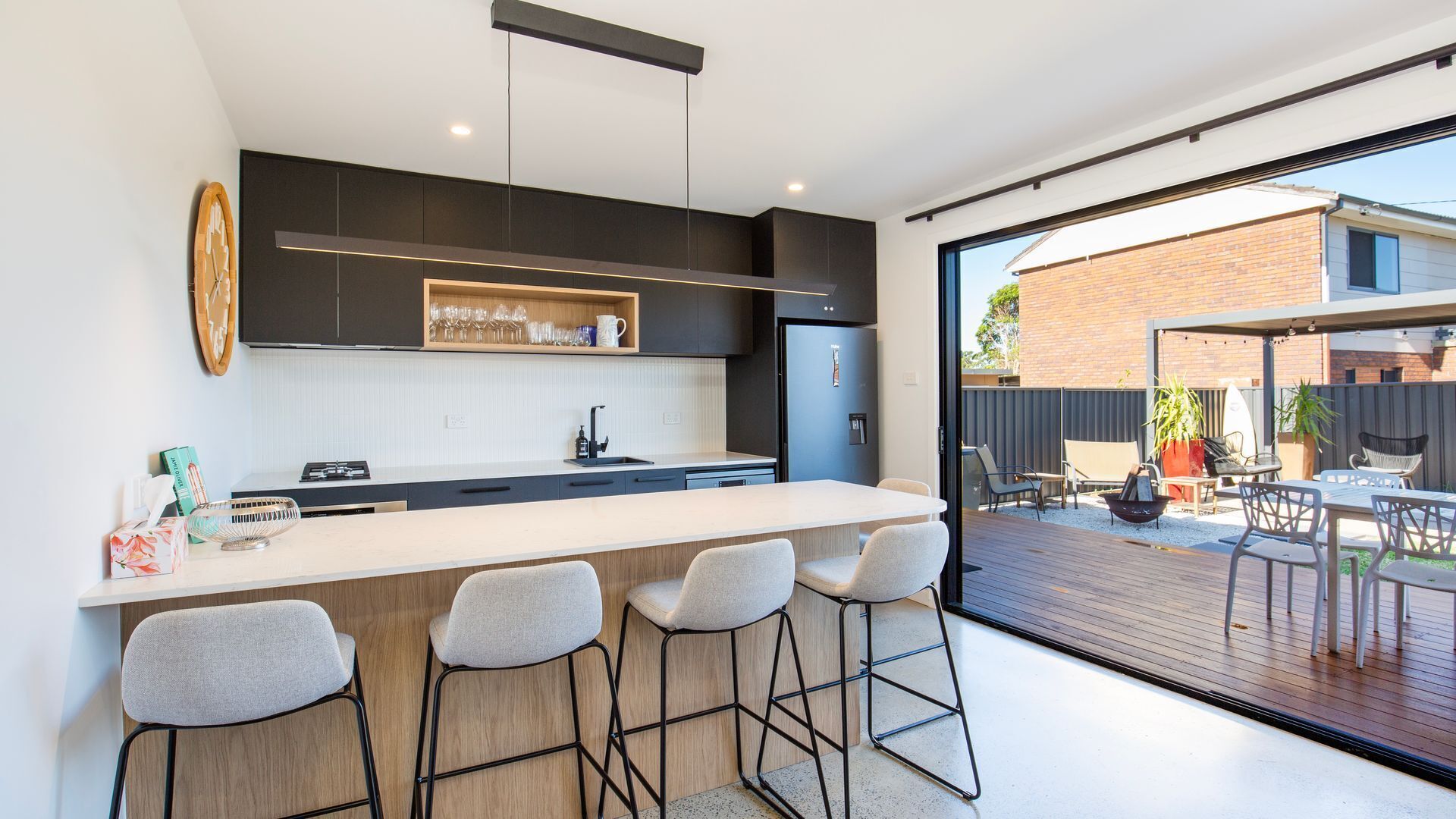 Frigorífico, microondas, horno y placa de cocina