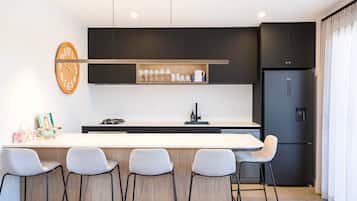 Refrigerador, microondas, horno, placa de cocina