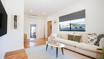 Smart TV, livros, aparelho de som