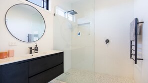 Shower, hair dryer, towels - Sandy Rays - 5 Mins Walk to Beach (Culburra Beach)