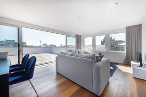 TV - PBC | Three Bedroom Apartment with Balcony JT9 (London)