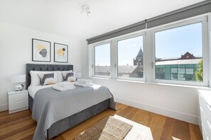 3 bedrooms - PBC | Three Bedroom Apartment with Balcony JT9 (London)
