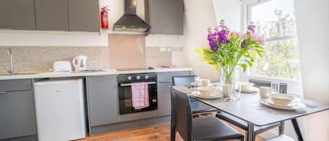 Kühlschrank, Ofen, Herdplatte, Geschirrspüler