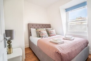 2 bedrooms, iron/ironing board, free WiFi, bed sheets - PBC | Two-Bed Apt - Earl's Court 121 - EC9 (London)