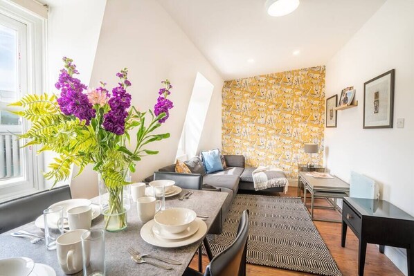 Living area - PBC | Two-Bed Apt - Earl's Court 121 - EC9 (London)