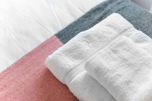 Bathroom amenities - PBC | One Bed Apartment Earl's Court 121 EC1 (London)