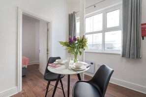 Dining - PBC | One Bed Apartment Earl's Court 121 EC1 (London)