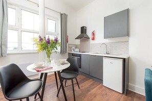 Køleskab, ovn, kogeplade, brødrister