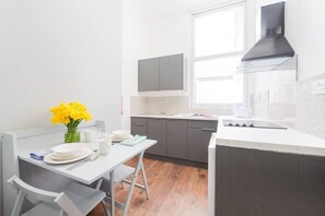 Réfrigérateur, un four, surface de cuisson, grille-pain