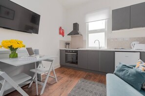 Kühlschrank, Ofen, Herdplatte, Toaster