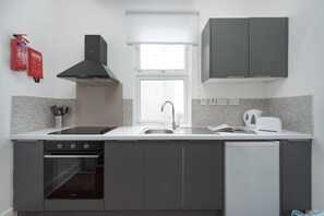 Kühlschrank, Ofen, Herdplatte, Toaster