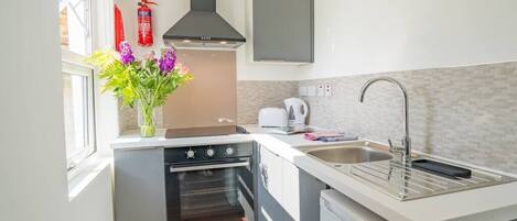 Oven, stovetop, toaster, cookware/dishes/utensils