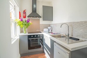 Oven, stovetop, toaster, cookware/dishes/utensils
