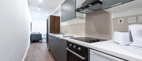 Refrigerador, horno, parrilla de estufa y utensilios de cocina
