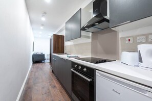 Fridge, oven, stovetop, cookware/dishes/utensils